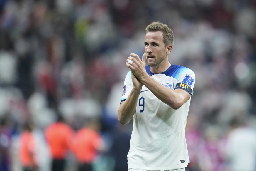 England&#039;s Harry Kane leaves the field at the end of the World Cup group B soccer match between England and The United States, at the Al Bayt Stadium in Al Khor , Qatar, Friday, Nov. 25, 2022. (AP ...