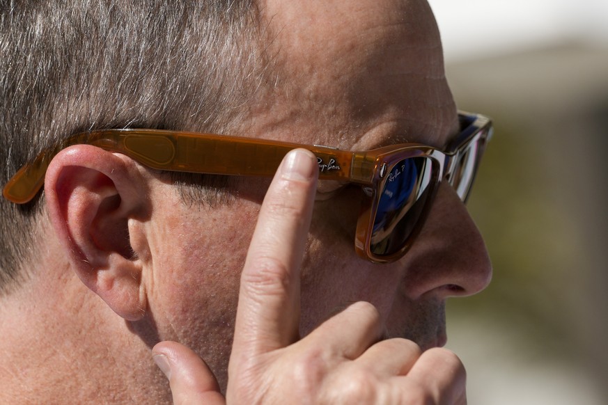Am attendee tries a pair of Ray-Ban Meta smart glasses at Meta&#039;s Connect developer conference, Wednesday, Sept. 27, 2023, in Menlo Park, Calif. (AP Photo/Godofredo A. V�squez)