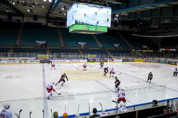 Geneve-Servette&#039;s players and Lausanne&#039;s players (white) in action, during a National League regular season game of the Swiss Championship between Geneve-Servette HC and Lausanne HC behind c ...