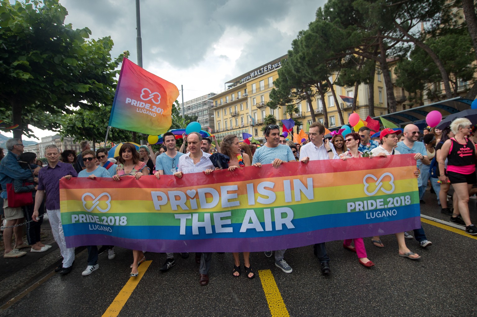 Teilnehmer der LGBT-Parade am Samstag, 2. Juni 2018, entlang der Seepromenade in Lugano. Jedes Jahr im Juni feiern Hunderte von Staedten und Gemeinden auf der ganzen Welt die LGBT (Lesben, Gay, Bisexu ...