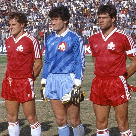 Die Schweizer Nationalmannschaft beim Freundschaftsspiel zwischen der Tuerkei und der Schweiz in Adana am 12. Maerz 1986. V.l.n.r. Roger Wehrli, Heinz Hermann, Georges Bregy, Alain Sutter, Rene Botter ...