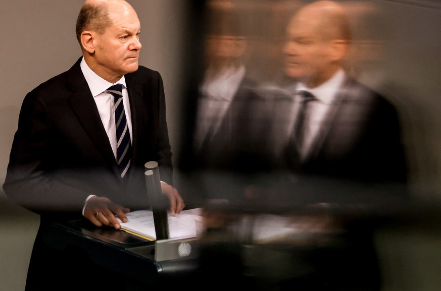 epa09642583 German Chancellor Olaf Scholz gives a government declaration during a session of the German Bundestag in Berlin, Germany, 15 December 2021. EPA/FILIP SINGER