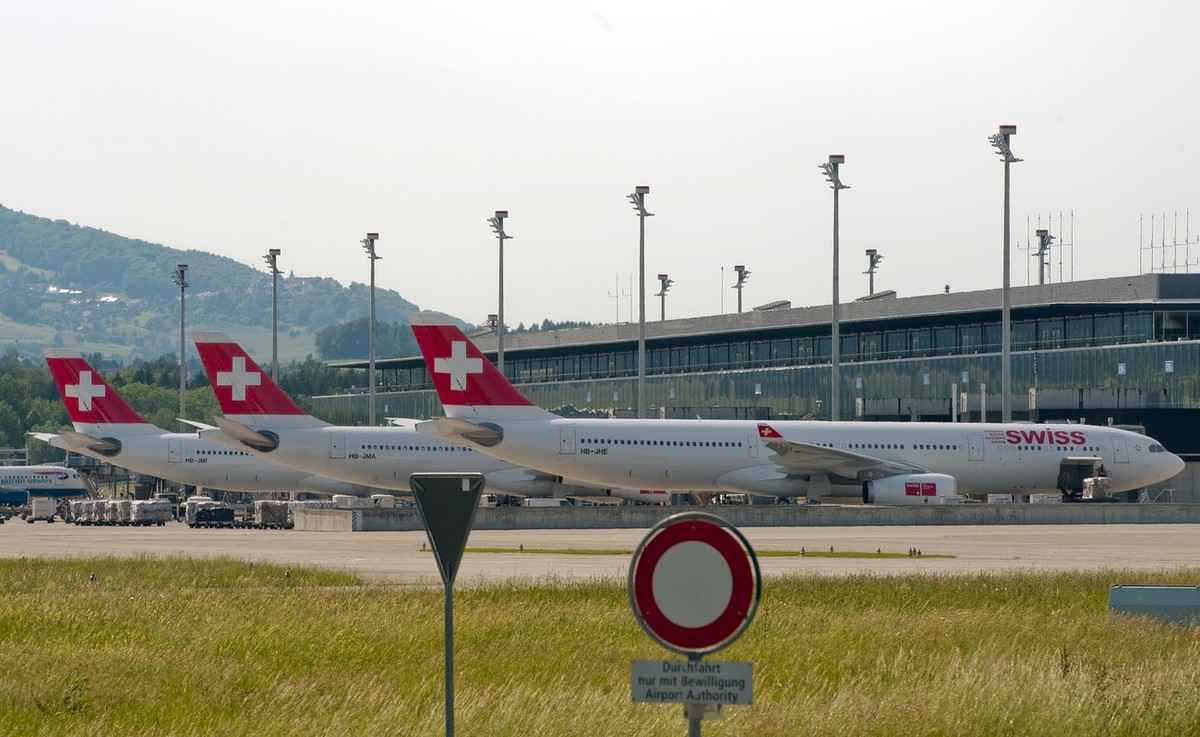 Airbus A340 am Midfield-Dock im Flughafen Kloten (KEYSTONE/EQ IMAGES/Andy Mueller)