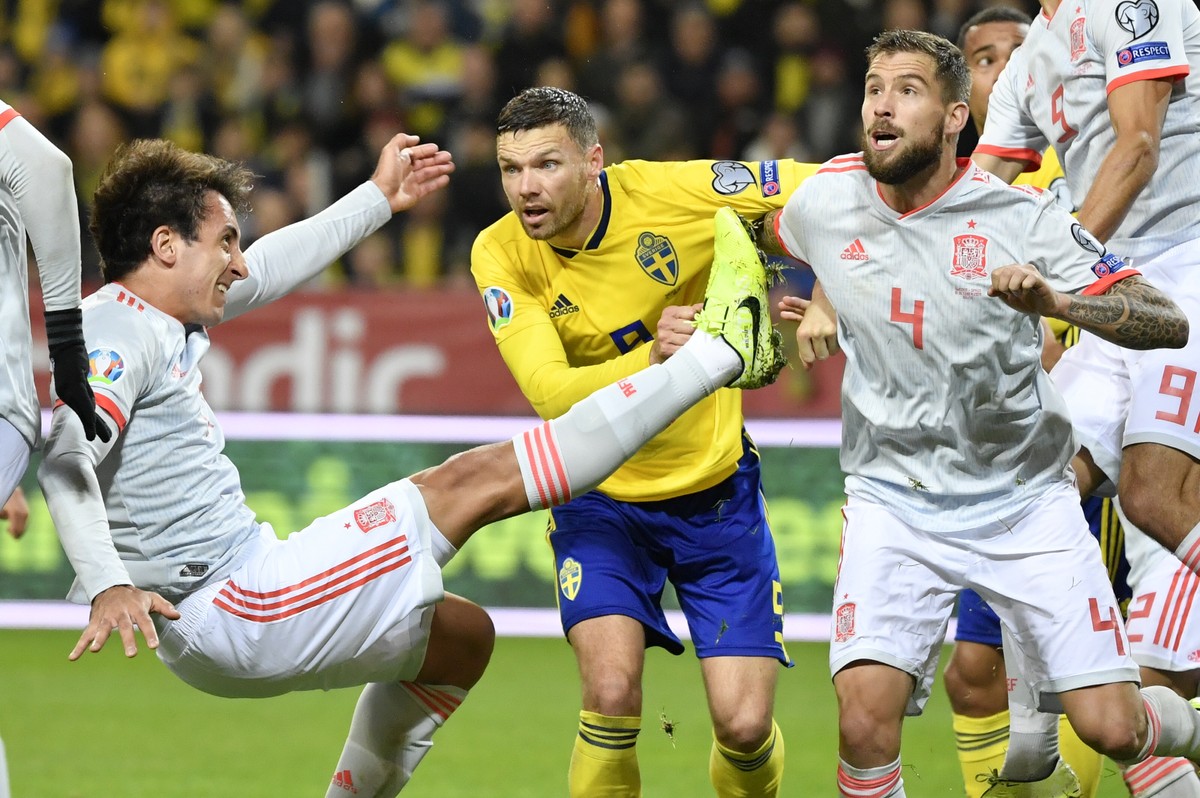 epa07923427 Sweden's Marcus Berg (C) and Spain's Inigo Martinez (R) in action during the UEFA Euro 2020 Group F qualifying soccer match between Sweden and Spain at Friens Arena in Solna, Sto ...