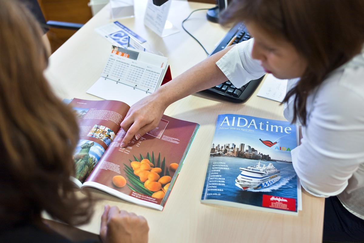 ARCHIVBILD --- ZUR MELDUNG, DASS DIE HOTELPLAN GROUP WEGEN DER CORONA-KRISE 170 STELLEN STREICHEN MUSS, STELLEN WIR IHNEN FOLGENDES BILD ZUR VERFUEGUNG - "Hotelplan" travel agent Talisa Arpi ...
