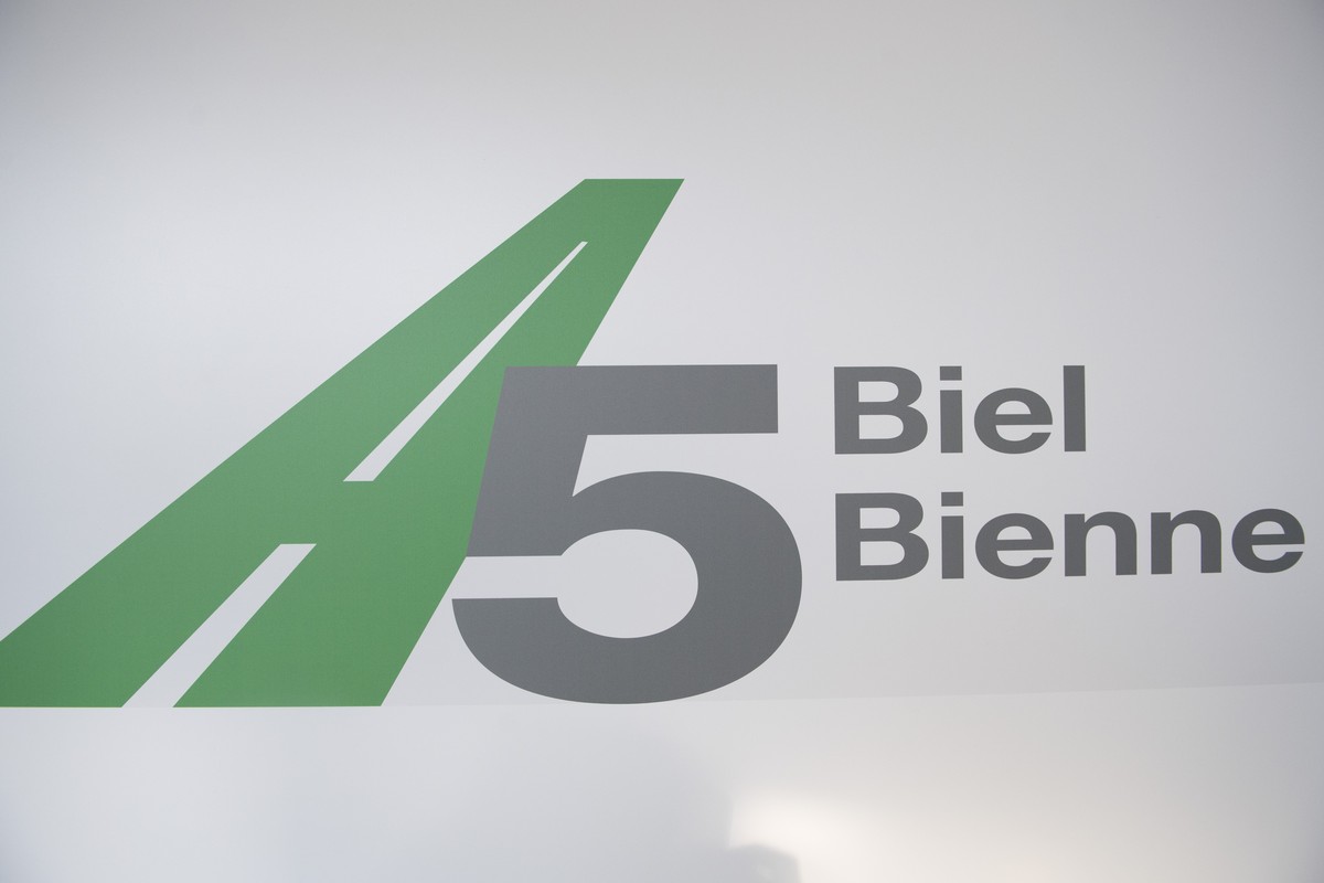 Ein Logo zur Autobahn A5 Biel fotografiert an der Oeffentlichen Planauflage des Ausfuehrungsprojekts "A5-Westumfahrung Biel", am Montag, 27. Maerz 2017, in Biel. Der Bundesrat hat dem Bau de ...