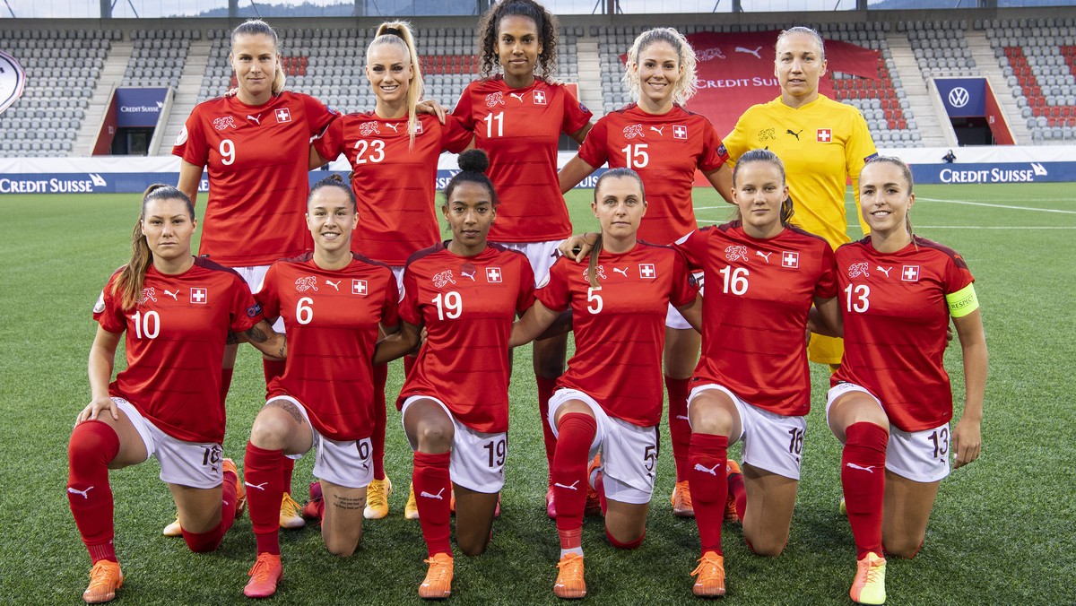 Switzerland's Ana Maria Crnogorcevic, Alisha Lehmann, Coumba Sow, Luana Buehler and goalkeeper Gaelle Thalmann, second line, from left, Ramona Bachmann, Geraldine Reuteler, Eseosa Aigbogun, Noell ...