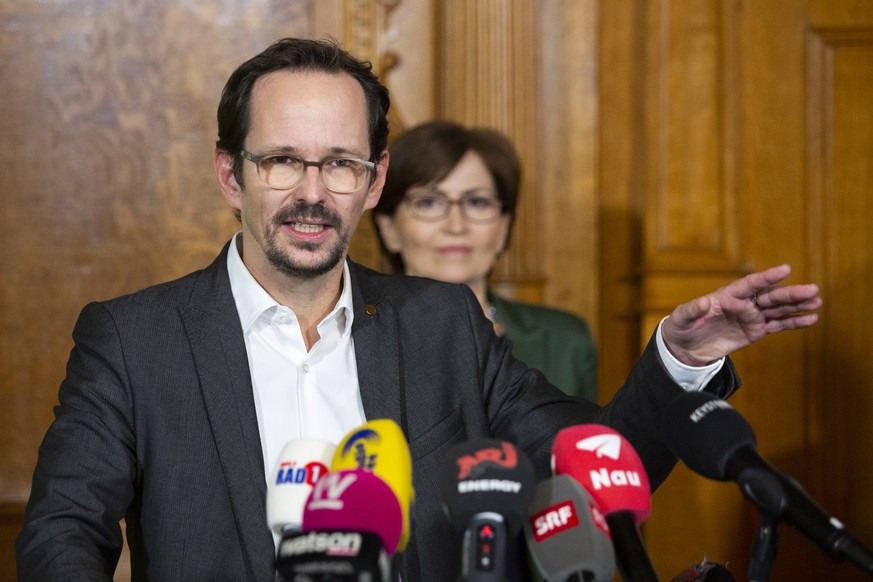 Balthasar Glaettli, Nationalrat GP-ZH, spricht vor Regula Rytz, Nationalraetin GP-BE, waehrend einer Medienkonferenz der Gruenen nach den Bundesratswahlen, waehrend der Wintersession der Eidgenoessisc ...