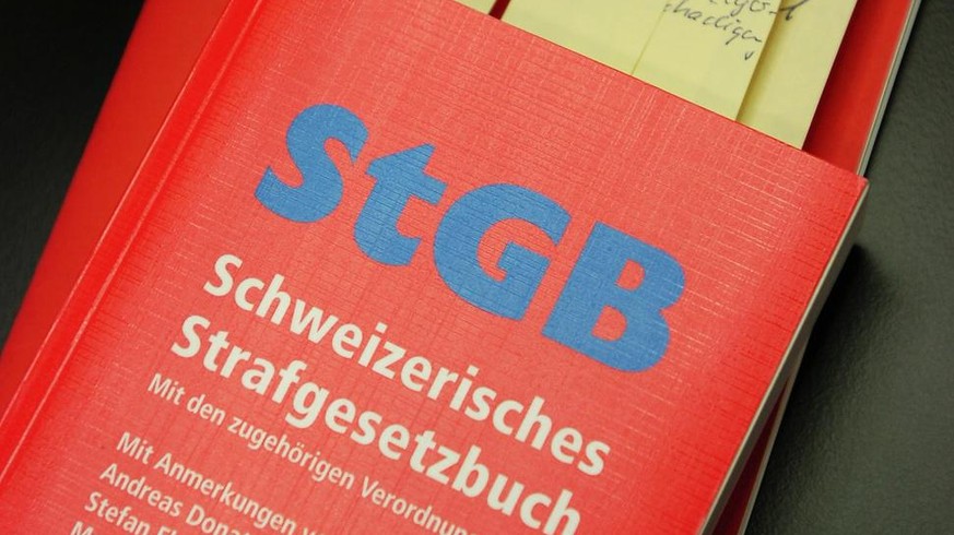 [THEMA: 40. Jahrestag Ratifikation der EMRK in der Schweiz - Artikel 7 - Keine Strafe ohne Gesetz] - Das Schweizerische Strafgesetzbuch liegt am Freitag, 31. Maerz 2006, vor einer Pressekonferenz zur  ...