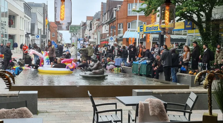 Rund um den Brunnen «Dicke Wilhelmine» versammeln sich Punker: Schon am Pfingstwochenende hatte es hier tumultartige Szenen gegeben.