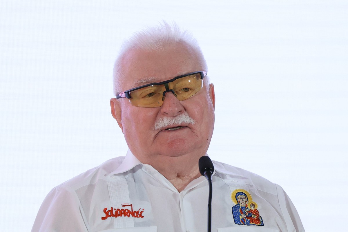 epa13273068 Former Polish president Lech Walesa speaks during the ceremony to present the Lech Walesa Solidarity Award at the Palace of the Republic in Warsaw, Poland, 30 September 2026. The Lech Wale ...