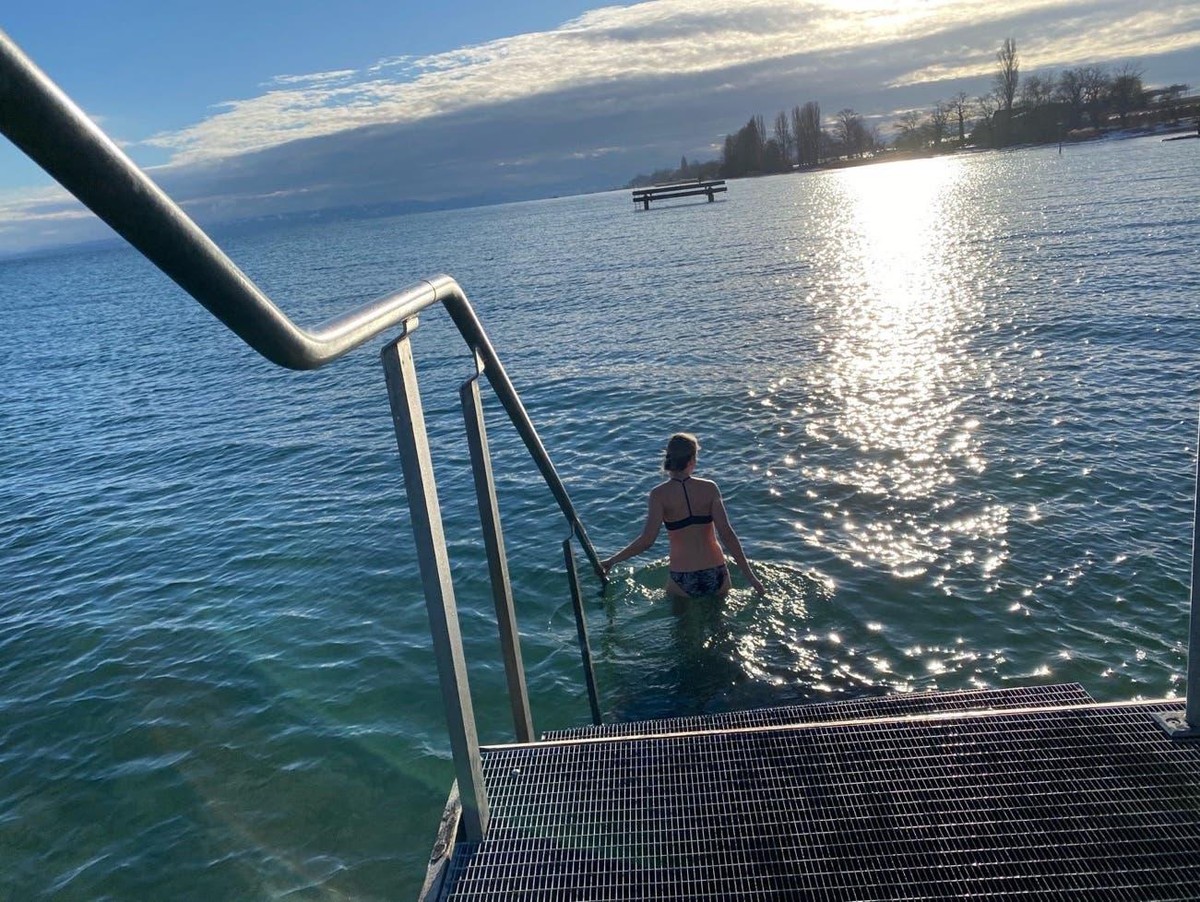 Langsam hineinlaufen. langsam atmen und ja nicht zögern. Die Autorin im Januar im Bodensee: Sieht eigentlich ganz warm aus, ist aber 5 Grad kalt.