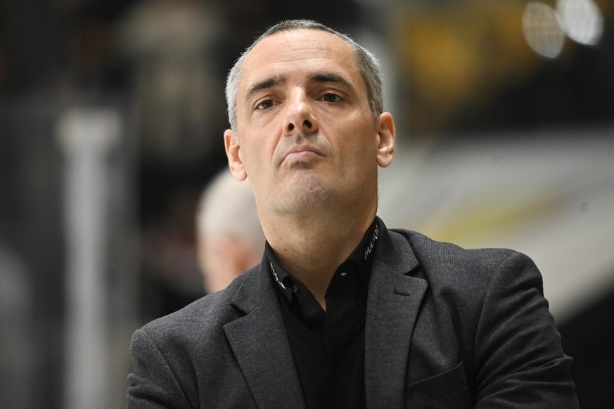 Genva&#039;s Head Coach Jan Cadieux during the preliminary round game of National League Swiss Championship 2022/23 between HC Lugano and HC Geneve-Servette at the ice stadium Corner Arena in Lugano,  ...