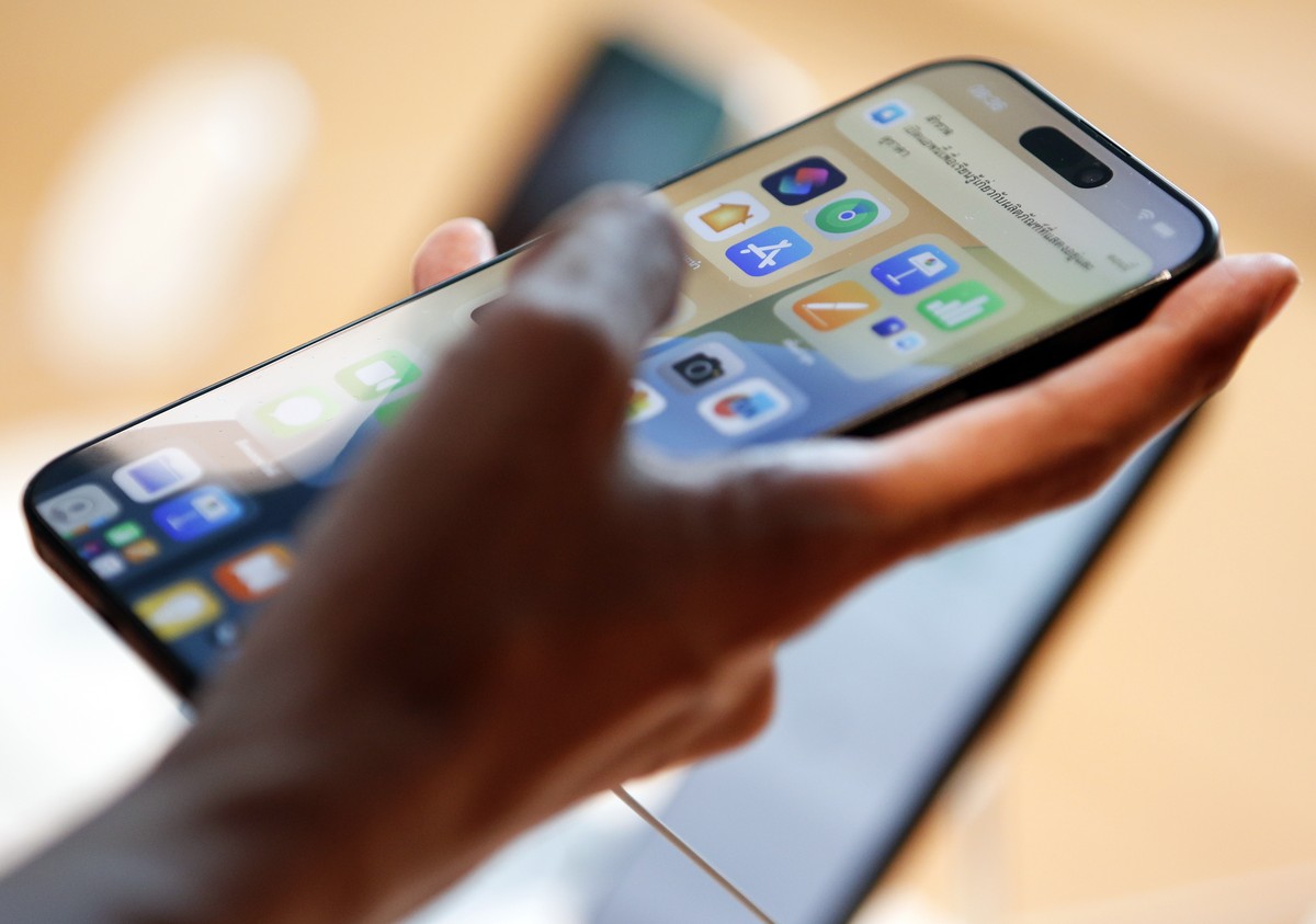 epa11615093 A customer checks the new iPhone 16 model before buying at an Apple Store in Bangkok, Thailand, 20 September 2024. According to Apple Inc, the new iPhone 16 features Apple Intelligence - t ...