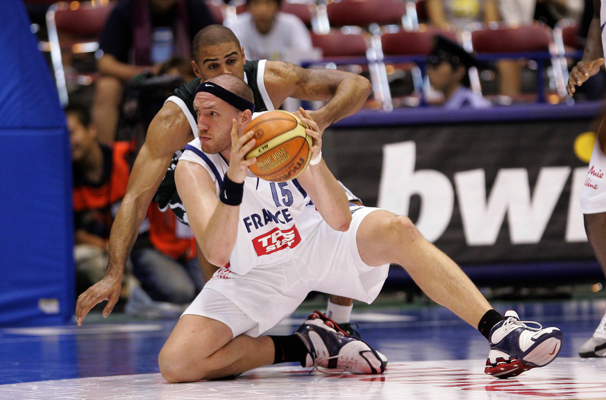 Frederic Weis (Frankreich) greift sich den Ball am Boden - PUBLICATIONxINxGERxSUIxAUTxHUNxONLY (aflo1040) Basketball WM Herren WM 2006, Länderspiel, Nationalteam, Gruppe A, Nationaltrikot Gruppe Senda ...