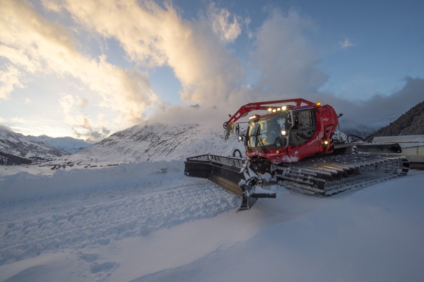 ARCHIV --- ZUR TEILWEISEN BEFREIUNG VON PISTENFAHRZEUGEN VON DER MINERALOELSTEUER STELLEN WIR IHNEN FOLGENDES BILD ZUR VERFUEGUNG --- Ein Pistenfahrzeug praepariert die Skipiste oberhalb von Andermatt ...