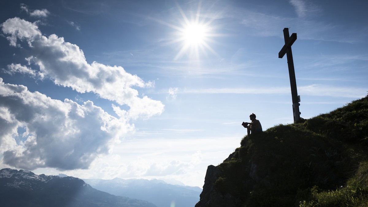 Ein Berggaenger geniesst die warme Abendsonne und die angenehmen Temperaturen am Dienstag, 2. Juni 2015, auf dem Gonzen (1830 Meter ueber Meer) bei Sargans. (KEYSTONE/Gian Ehrenzeller) .A hiker enjoys ...