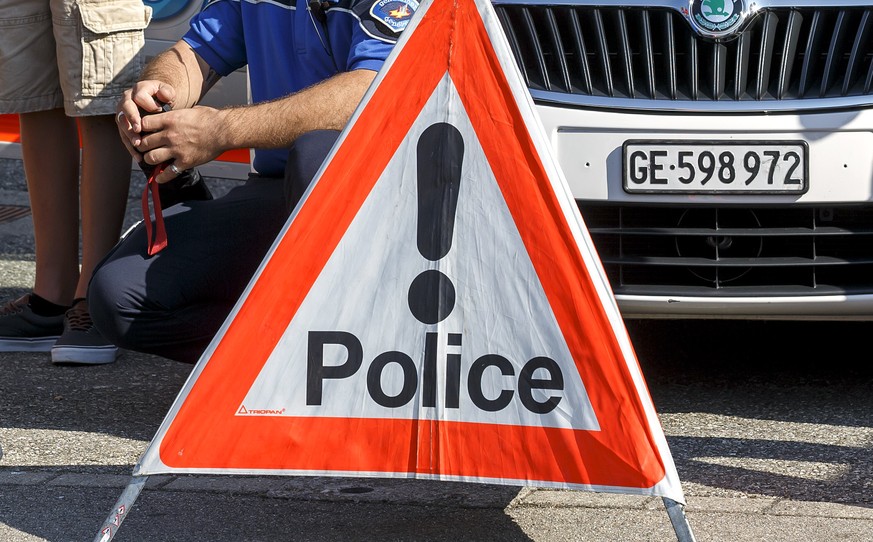 Des visiteurs ecoutent les explications d&#039;un gendarme de la police genevoise, lors de la journee de la police genevois, ce samedi 6 septembre 2014 a Geneve. La journee de la Police genevoise a po ...