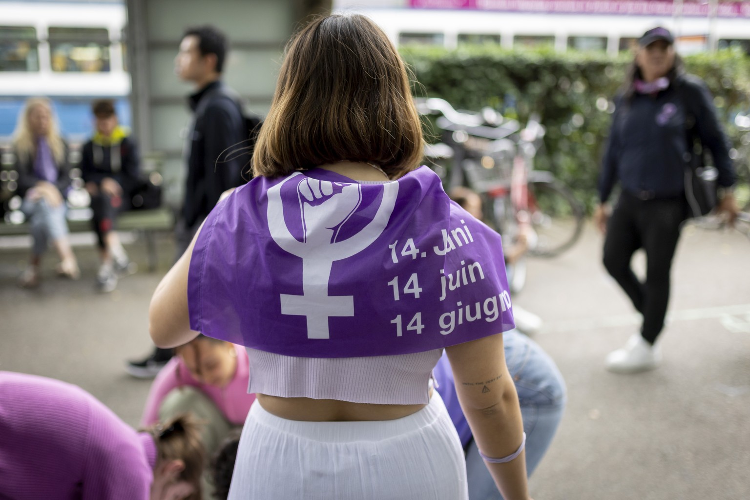 Zahlreiche Personen demonstrieren am Feministischen Streik anlaesslich des Frauenstreiktags 2024, am Freitag, den 14. Juni 2024, in Zuerich. Schweizweit haben Frauen am Frauenstreik-Tag f�r hoehere Lo ...