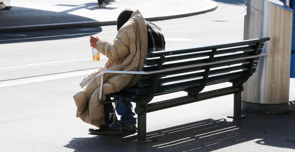 Foto Manuel Geisser 16.09. 2023 Zuerich , SCHWEIZ , Armut Mann auf einer Sitzbank *** Photo Manuel Geisser 16 09 2023 Zuerich , SWITZERLAND , Poverty man on a bench