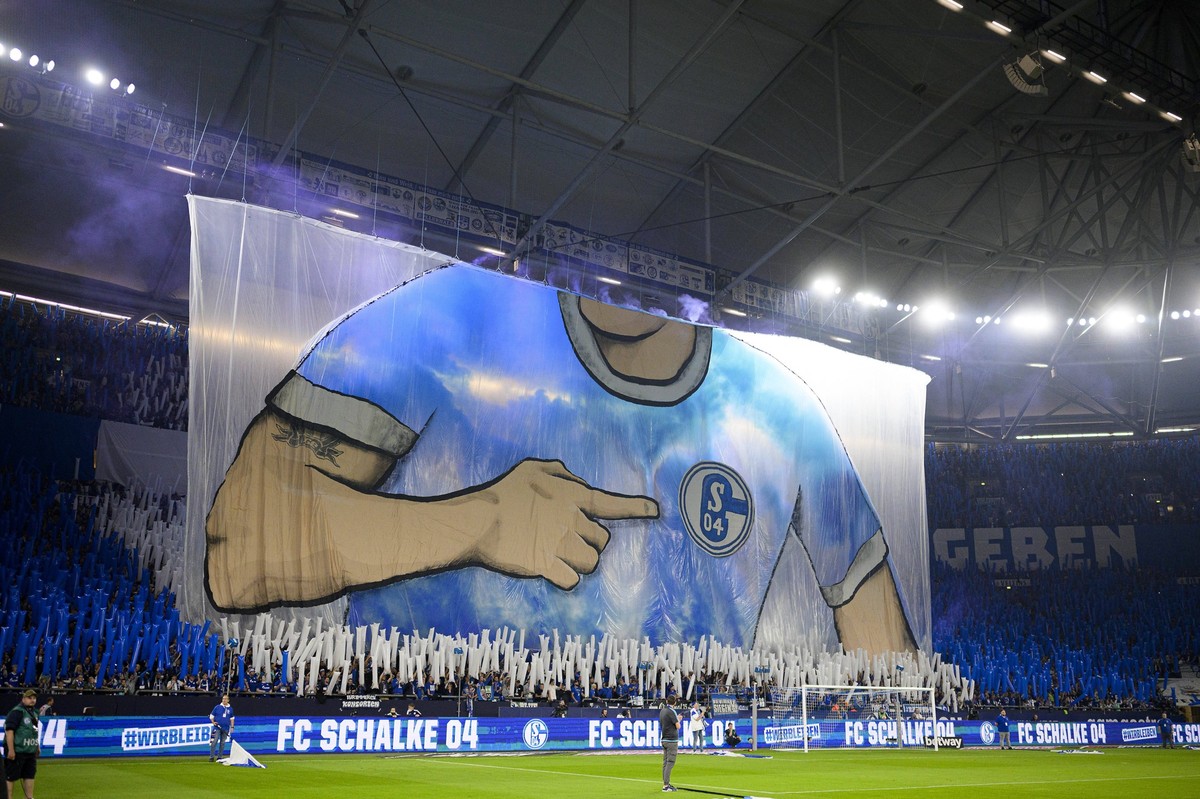 Feature, Choreografie der Fans aus GE in der Nordkurve, ein Oberkoerper im Trikot von GE, der Zeigefinger zeigt auf das Vereinslogo, Logo, Fussball 1. Bundesliga, 12.Spieltag, FC Schalke 04 GE - SC Fr ...
