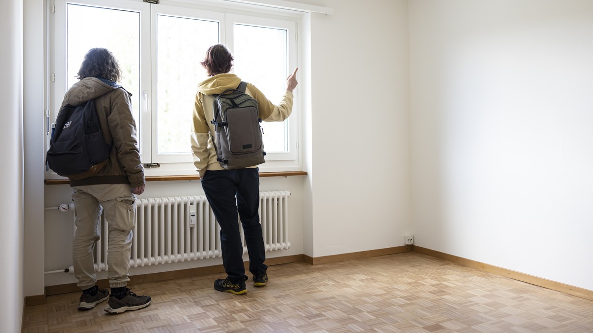 Interessenten waehrend einer Wohnungsbesichtigung in einer Wohnung der Liegenschaften Stadt Zuerich (LSZ) am Dienstag, 28. Maerz 2023 in Zuerich. (KEYSTONE/Michael Buholzer)