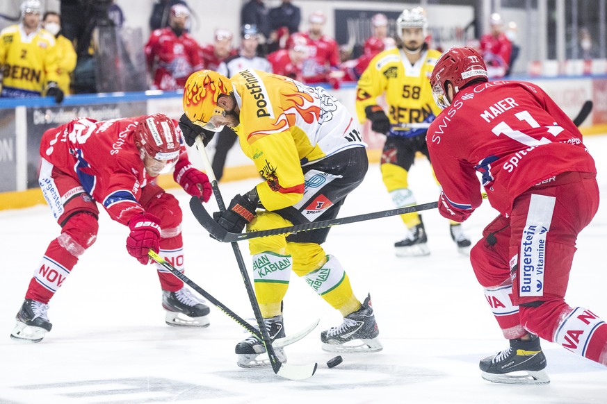 Rapperswils Rajan Sataric, Berns Dustin Jeffrey und Rapperswils Fabian Maier, von links, im Eishockey Spiel der National League zwischen den Rapperswil Jona Lakers und dem SC Bern, am Dienstag, 2. Feb ...