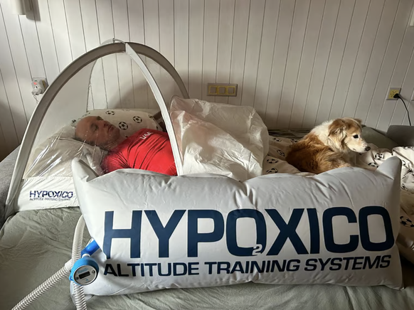 Karl Egloff im Zelt, das Höhenluft simuliert