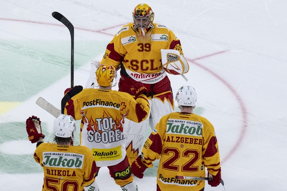 Langnaus Spieler feiern ihren Sieg im Eishockey Qualifikationsspiel der National League zwischen dem EHC Biel und den SCL Tigers, am Freitag, 29. September 2023, in der Tissot Arena in Biel. (KEYSTONE ...