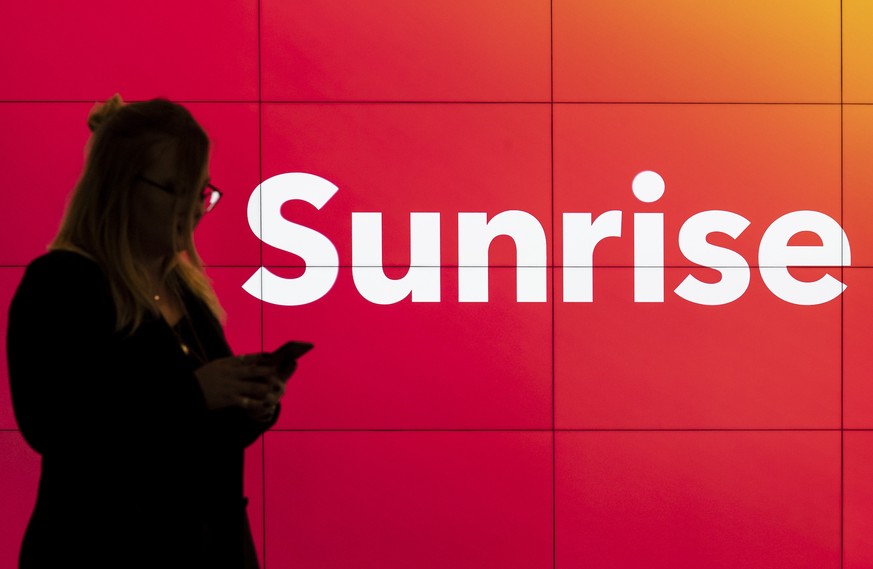 ARCHIVBILD ZUR UEBERNAHME VON UPC SCHWEIZ DURCH SUNRISE, AM MITTWOCH, 27. FEBRUAR 2019 ---- [Staged Picture] A customer in a shop of telecommunications provider Sunrise Communications in Glattbrugg, C ...