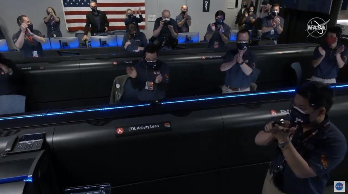 Jubel im Nasa-Kontrollzentrum.
https://www.youtube.com/watch?v=gm0b_ijaYMQ