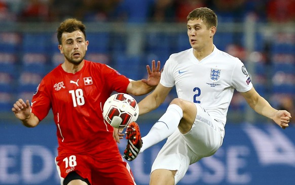 Hatte auch Defensivaufgaben: Mehmedi gegen Englands John Stones.