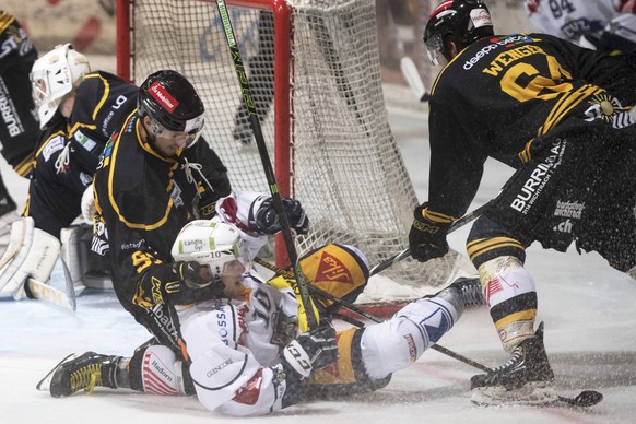 Wikis Simon Laedrach links, und Michael Wenger, im Kampfen um den Puck gegen Zugs Dominic Lammer, Mitte, im Sechzehntelfinal Spiel im Swiss Ice Hockey Cup zwischen dem EHC Wiki-Muensingen aus der erst ...