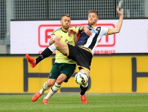 Silvan Widmer (r.) kommt mit Udinese zum 2:1-Sieg gegen Milan.