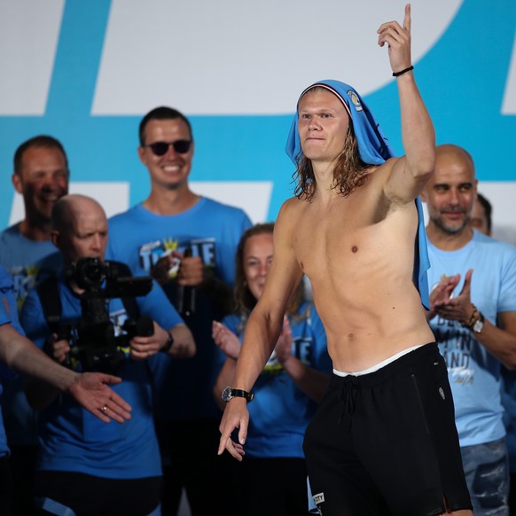 epa10687672 Erling Haaland (centre) celebrates during the cup parade in Manchester, Britain, June 12, 2023. Manchester City completed a historic treble by winning the Champions League, the FA Cup...