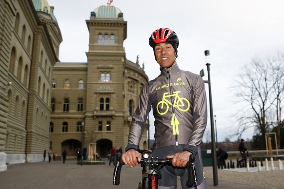 Rocco Cattaneo, Nachfolger von Ignazio Cassis im Nationalrat, posiert mit dem Velo vor dem Bundeshaus, am Freitag, 24. November 2017 in Bern. Fuer die Vereidigung am kommenden Montag im Parlament fuhr ...