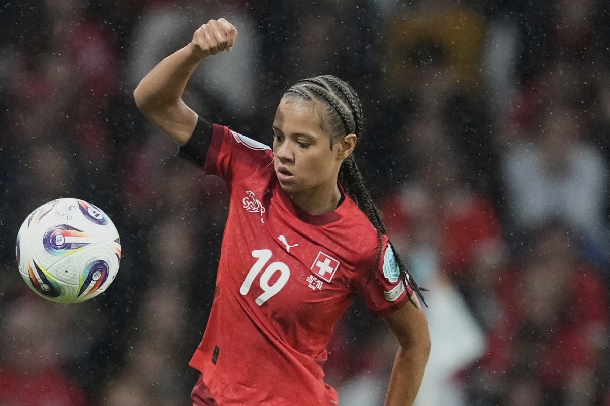 Switzerland's Iman Beney controls the ball during the Euro 2025, group A, soccer match between Switzerland and Iceland at Stadion Wankdorf in Bern, Switzerland, Sunday, July 6, 2025. (AP Photo/Ma ...