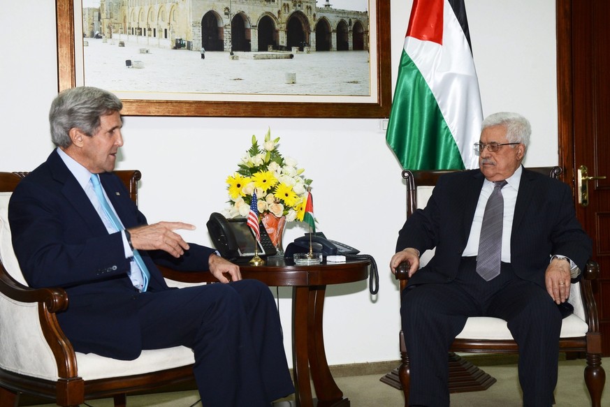 Nicht einmal Voraussetzungen für Verhandlungen erfüllt: Kerry (l.) und Abbas in Ramallah im Westjordanland. 