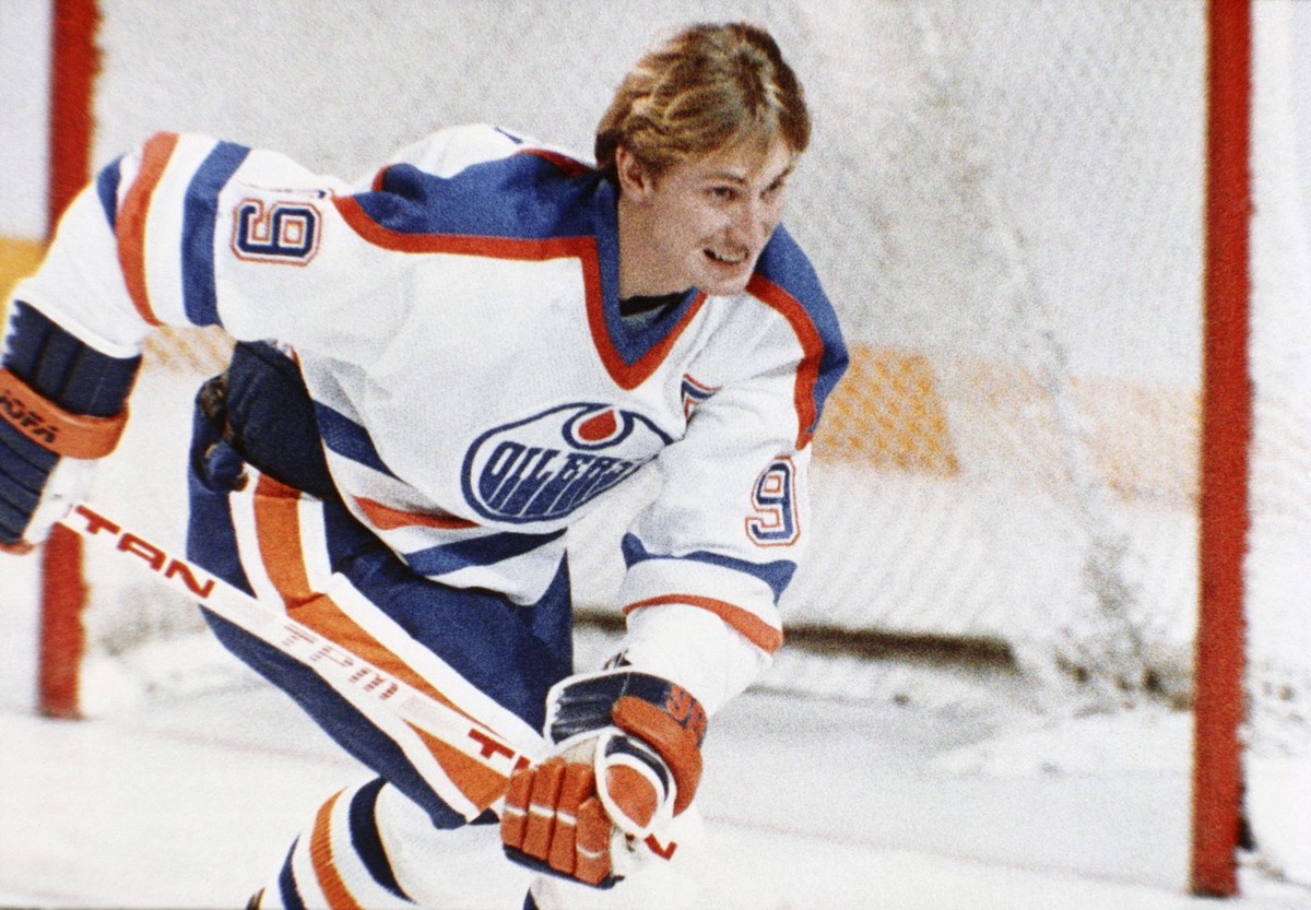 ARCHIV ? ZUM KEYSTONE-SDA-PREMIUM-TEXT UEBER DEN "GROESSTEN IM SPORT" STELLEN WIR IHNEN FOLGENDES BILDMATERIAL ZUR VERFUEGUNG - Hockey player for Edmonton Oilers Wayne Gretzky in action in J ...