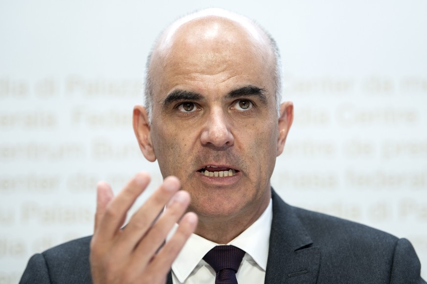 Bundesrat Alain Berset aeussert sich an einer Medienkonferenz zu Covid-19 Massnahmen und aktuellen Entscheiden, am Mittwoch, 2. September 2020, in Bern. (KEYSTONE/Peter Schneider)