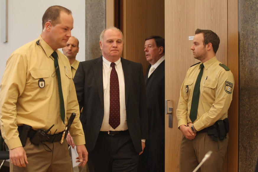 Uli Hoeness und seine Anwälte betreten den Gerichtssaal.