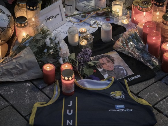 Lorenz A.: Auf der Bühne der Demo in Oldenburg sprechen Angehörige, Freunde und Initiativen, sie fordern eine lückenlose Aufarbeitung der Tatnacht.
Auf der Bühne der Demo in Oldenburg sprechen Angehör ...