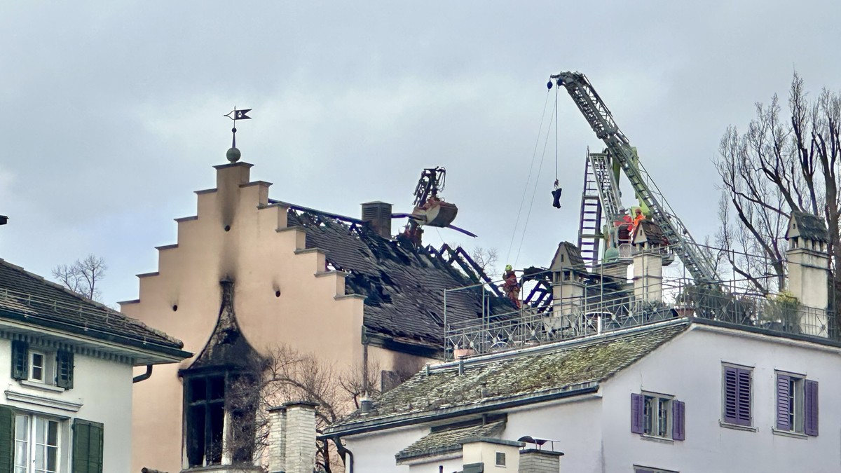 Die Einsatzkräfte arbeitet mit schwerem Gerät an der beschädigten Bausubstanz in der Zürcher Altstadt.
