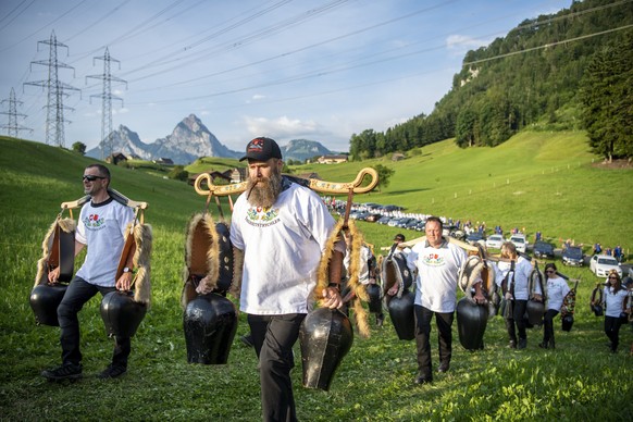 CAPTION CORRECTION +++ Trychler auf dem Weg zu einer SVP Feier zum Ende des EU-Rahmenabkommens, am Samstag, 26. Juni 2021 in Morschach. (KEYSTONE/Urs Flueeler)