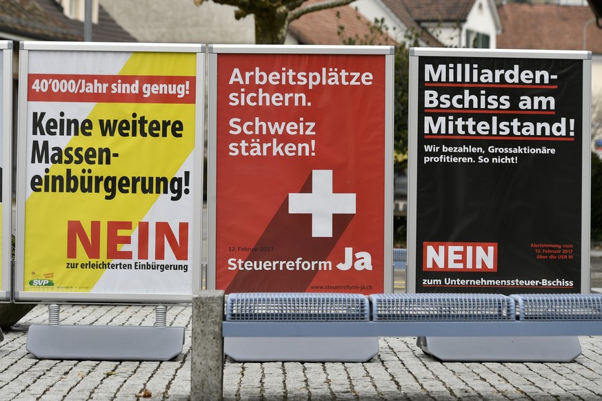 Pro und Kontra Plakate zur Unternehmenssteuerreform III und ueber die erleichterte Einbuergerung von Personen der dritten Auslaendergeneration in Weiningen (ZH) am Dienstag, 7. Februar 2017. Am 12. Fe ...