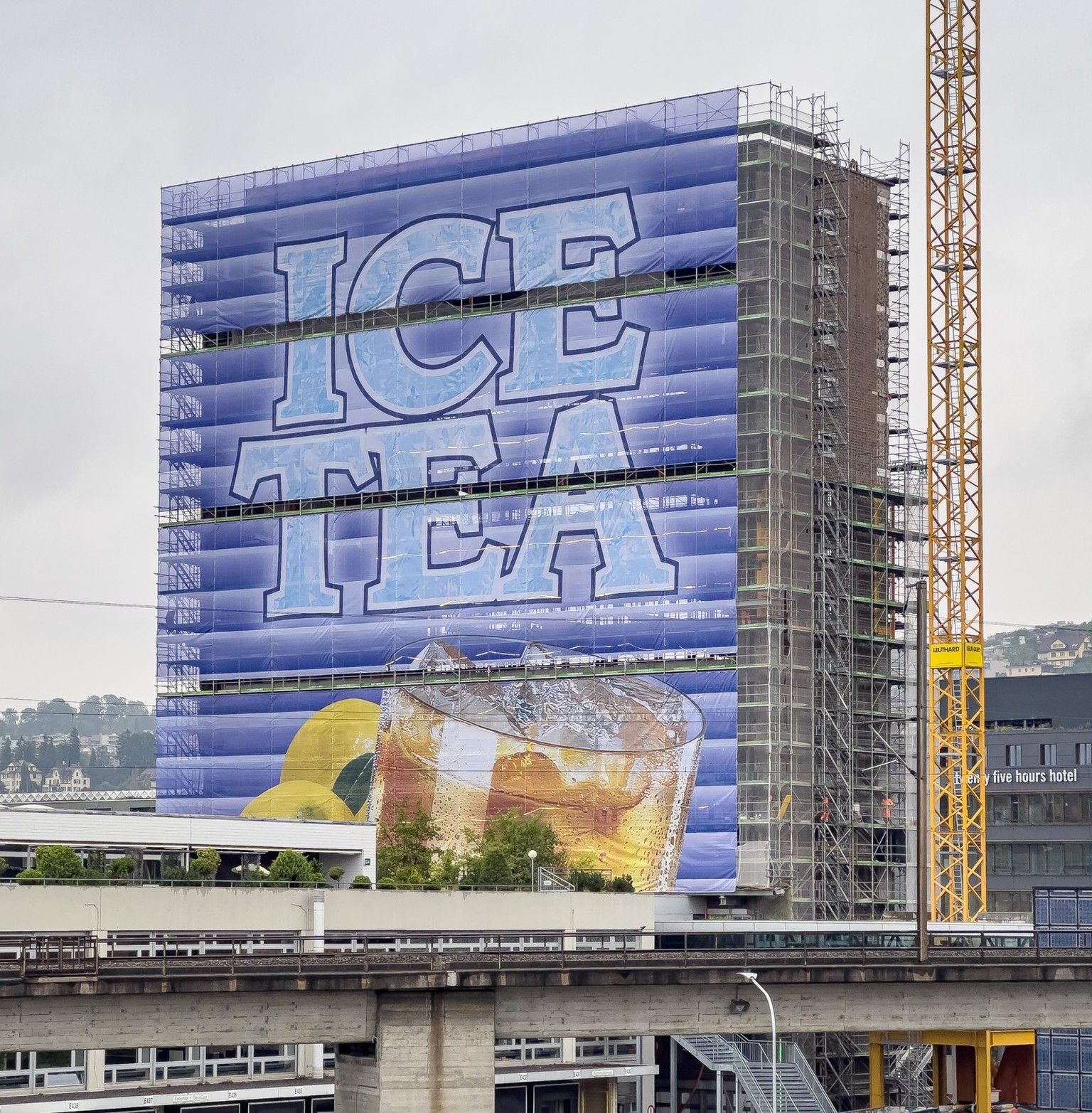 Grosses Ice Tea Plakat der Migros in Zürich West beim Hochhaus Herdern.