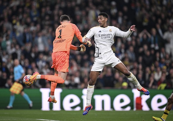 Fussball CHL FINALE 2023/2024 Finale in London 01.06.2024 Borussia Dortmund - Real Madrid Jude Bellingham re, Real Madrid gegen Torwart Gregor Kobel li, Borussia Dortmund *** Football CHL FINAL 2023 2 ...