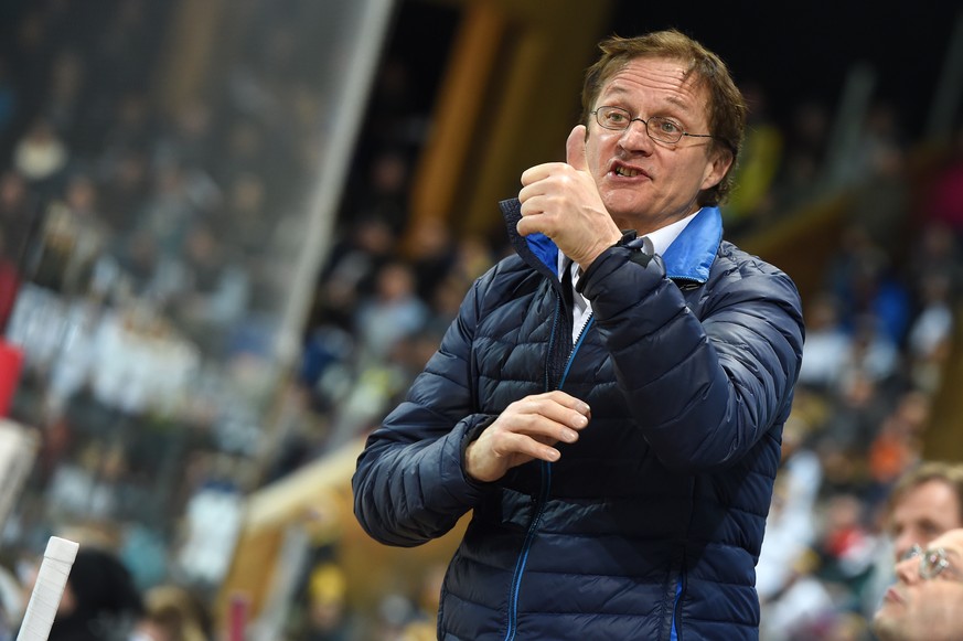 Davos coach Arno del Curto, during the game between Switzerlands HC Lugano and Switzerlands HC Davos at the 90th Spengler Cup ice hockey tournament in Davos, Switzerland, Friday, December 30, 2016. (K ...