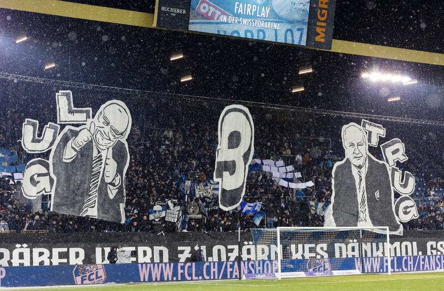 Eine Choreo der FC Luzern Fans zeigt FC Luzern Mehrheitsaktionaer Bernhard Alpstaeg und FCL Ehrenpraesident Walter Stierli im Fussball Meisterschaftsspiel der Super League zwischen dem FC Luzern und d ...