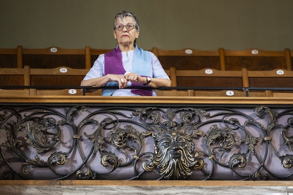 Rita Schirmer-Braun, Kassierin der KlimaSeniorinnen, verfolgt die Debatte zum Urteil des Europaeischen Gerichtshofs fuer Menschenrechte, EGMR in Sachen KlimaSeniorinnen Schweiz vs Schweiz, an der Somm ...